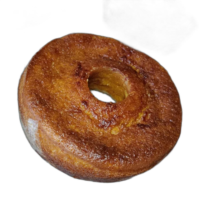 Bolo de Milho Ouro Cremoso inteiro, dourado e caramelizado