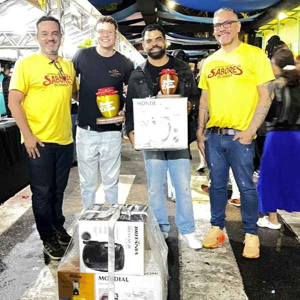 Tobbias recebendo a premiação com troféu e prêmios