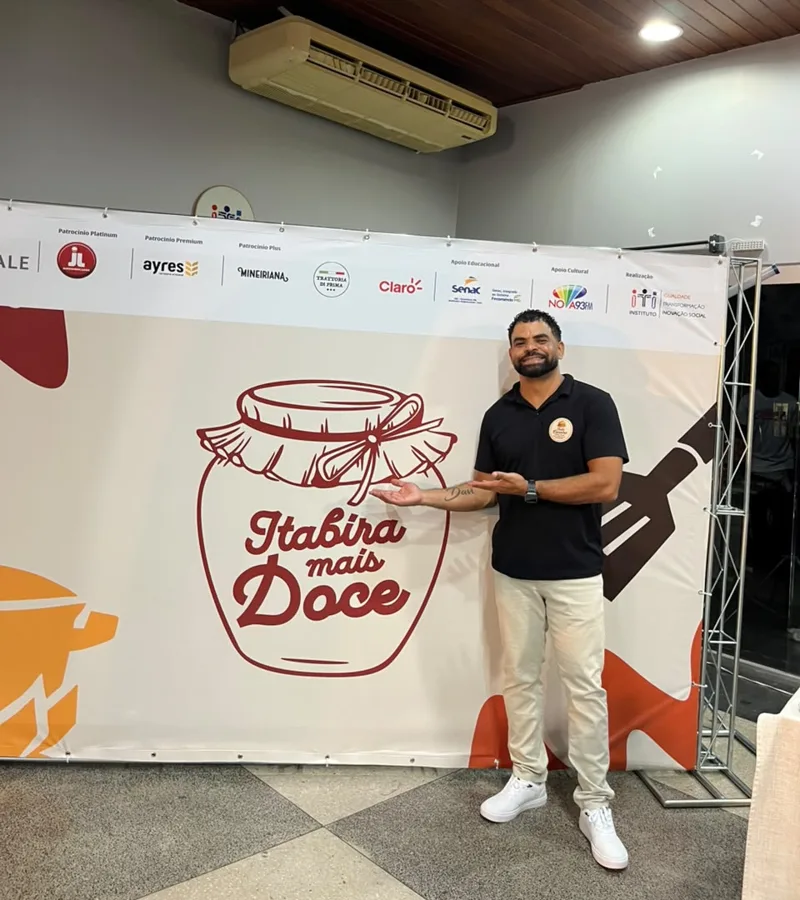 Tobbias Souza no painel do concurso Itabira Mais Doce